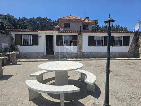 Encantadora casita con decoración en madera, de dos habitaciones con terreno